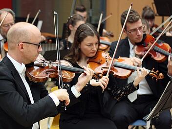 Ein Concertino f&uuml;r den Konzertmeister Johannes Enders (links im Bild) enth&auml;lt die Urauff&uuml;hrung des symphonischen Melodrams "Lenore" von Sebastian Paul Rehnert. Foto: privat