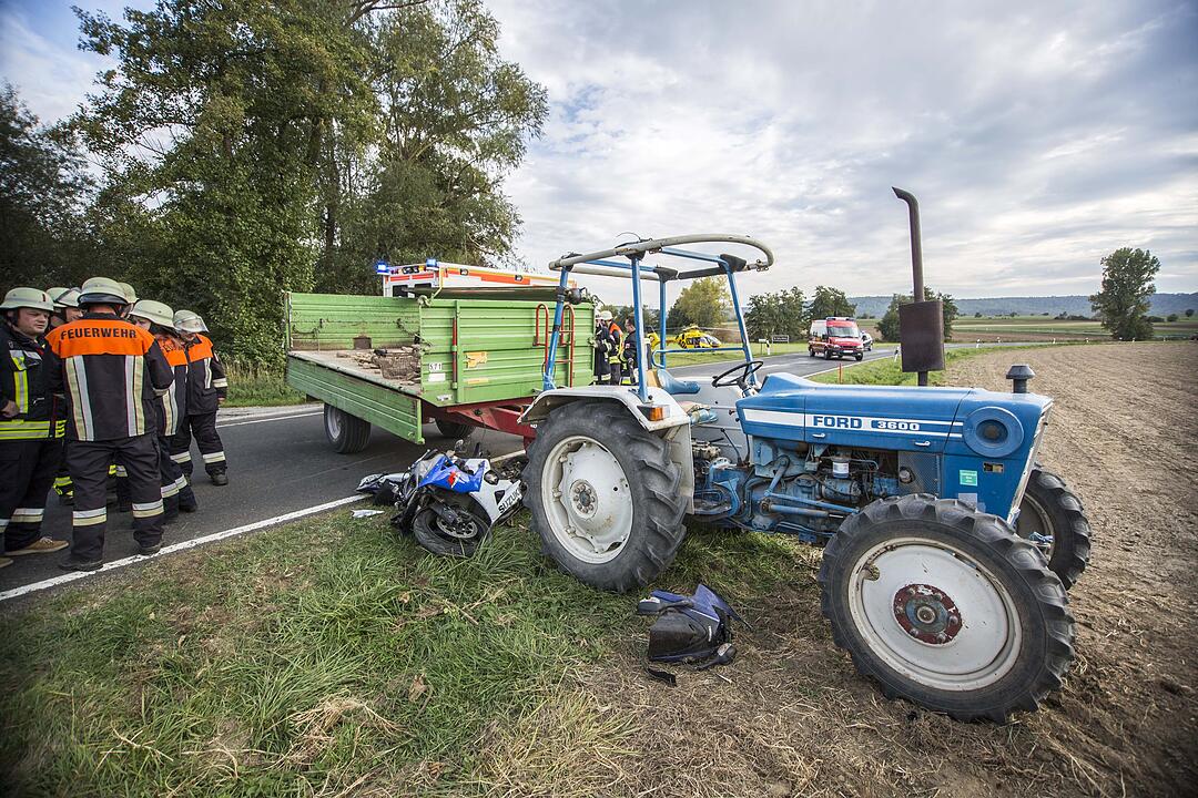 Unfall im Kreis Haßberge: Motorradfahrer prallt gegen Traktor-Anhänger