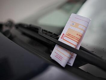 Ein Strafzettel (Knöllchen) steckt im Scheibenwischer eines geparkten Autos. Falschparken soll nach dem Willen des Grünen-Fraktionschefs von NRW Arndt Klocke deutlich teurer werden.