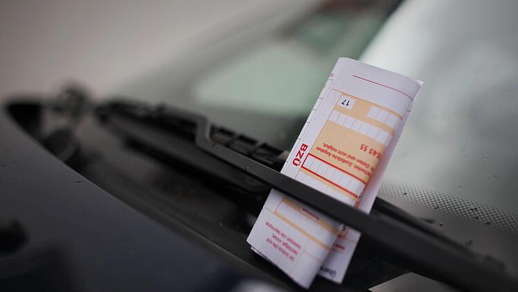 Ein Strafzettel (Knöllchen) steckt im Scheibenwischer eines geparkten Autos. Falschparken soll nach dem Willen des Grünen-Fraktionschefs von NRW Arndt Klocke deutlich teurer werden.