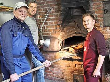 Rund 120 Kilogramm Fleisch haben die Männer in den Backofen geschoben und als knusprigen Braten beim Backofenfest serviert.