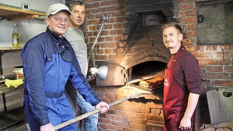 Rund 120 Kilogramm Fleisch haben die Männer in den Backofen geschoben und als knusprigen Braten beim Backofenfest serviert.