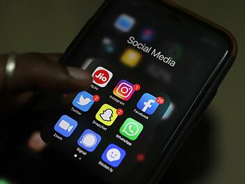 Apps von sozialen Netzwerken und Messengerdiensten auf einem Smartphone. Rund sechs Stunden ohne Facebook, WhatsApp und Instagram: Ein ungewöhnlich langer Total-Ausfall hat am Montag Milliarden Nutzern des Online-Netzwerks zugesetzt.