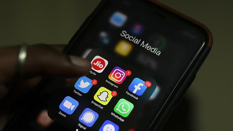 Apps von sozialen Netzwerken und Messengerdiensten auf einem Smartphone. Rund sechs Stunden ohne Facebook, WhatsApp und Instagram: Ein ungewöhnlich langer Total-Ausfall hat am Montag Milliarden Nutzern des Online-Netzwerks zugesetzt.