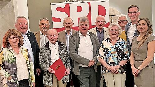 Nach den Ehrungen, von links: MdB Martina Stamm-Fibich, Holger Auernheimer, Friedrich Lindauer, Paul Meier, Georg Hiermann, Harald Kollmann, Peter Prokop, Helga Distler, Franz Ertl, Jens Sch&auml;fer, Claudia Belzer. Es fehlt Kurt Maier.