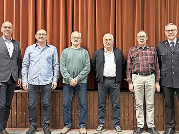 Ehrungen: Unser Foto zeigt (von links) Bürgermeister Gerd Kleinhenz, Rainer Rüttiger, Walter Rüttiger, Lothar Bühner, Albert Hüther und Kommandant Christoph Schmitt.