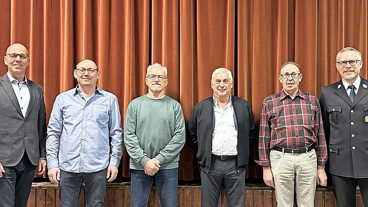 Ehrungen: Unser Foto zeigt (von links) Bürgermeister Gerd Kleinhenz, Rainer Rüttiger, Walter Rüttiger, Lothar Bühner, Albert Hüther und Kommandant Christoph Schmitt.
