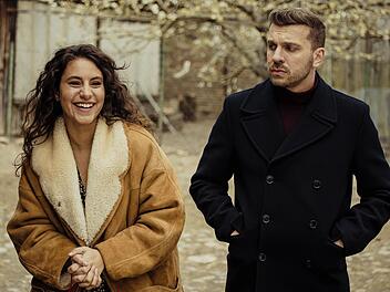 Die Paartherapeutin Marie (Almila Bagriacik) und der Scheidungsanwalt Jacob (Edin Hasanovic) sollen als Trauzeugen ihrer besten Freunde zusammenarbeiten.