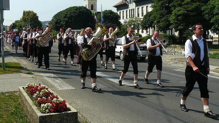 Der Musikverein Marktleugast beim Festzug zum St. Iwaner Tag.