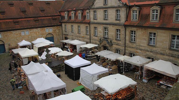 Ein Blick von oben auf den Innenhof des Schlosses.