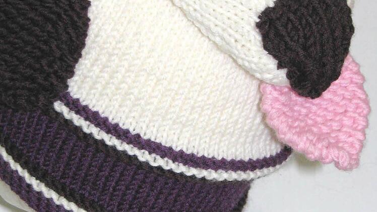 Auch witzige und originelle Kopfbedeckungen strickt Helga Weis. Foto: Naumann