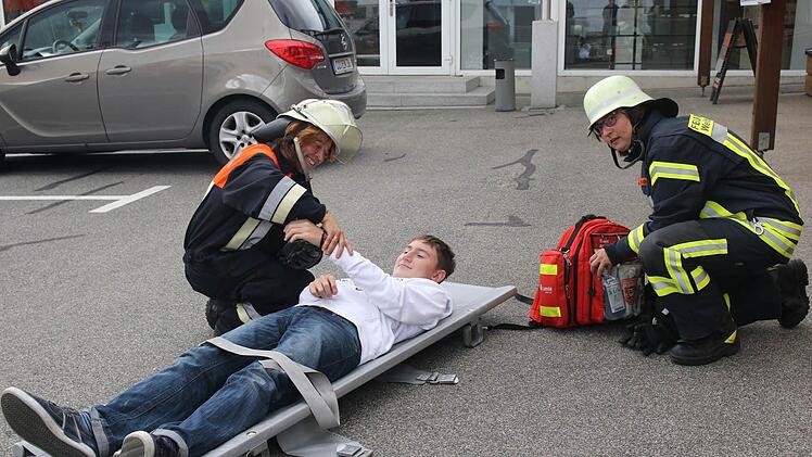 Übung der Feuerwehrfrauen in Niederfüllbach Foto: Michael Stelzner