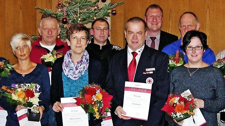 Bürgermeister Michael Keilich (Bildmitte hinten) mit den für mehrmaligen freiwilligen Einsatz ausgezeichneten Blutspendern  Foto: Klaus Oelzner