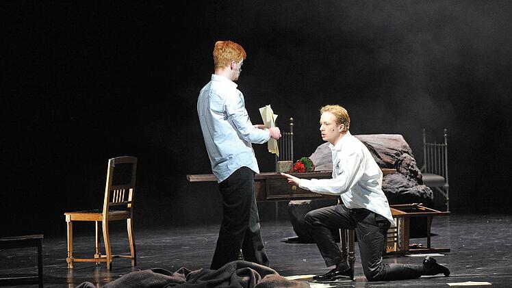 Bodo Busse inszenierte Franz Schuberts "Winterreise" am Landestheater Coburg. Als Solist beeindruckt der junge Tenor David Zimmer.Foto: Andrea Kremper