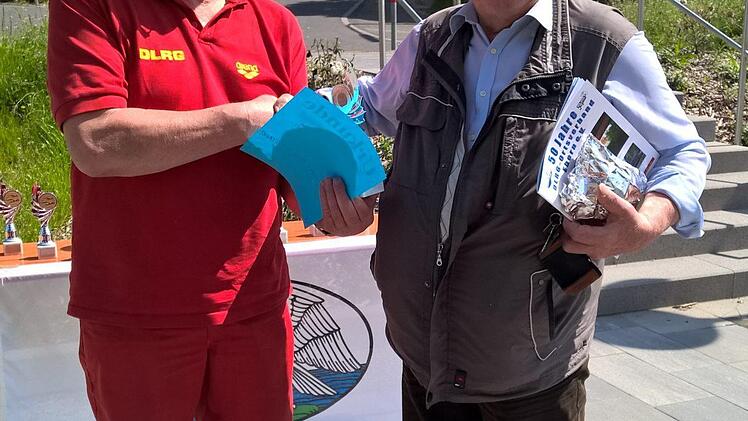 Eine besondere Ehrung erhielt als ältester Teilnehmer der 75-jährige Herbert Häußer (rechts), der von Vorsitzenden Rudi Rath einebesondere Ehrung erhielt.