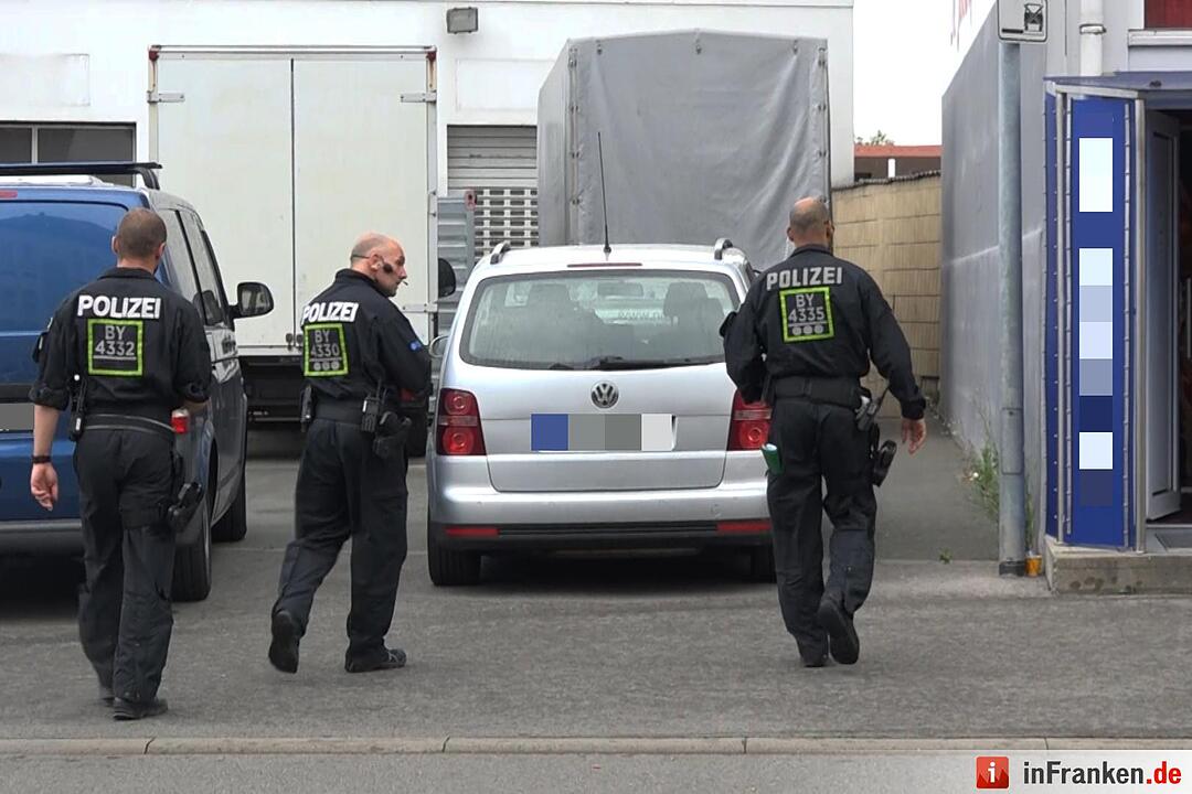 Polizeieinsatz in Bamberg: Hintergrund noch unklar - Beamte hatten augenscheinlich ein Gebäude im Fokus – Mehrere Fahrzeuge der Bereitschaftspolizei vor Ort