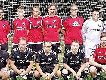 Die Neuzugänge des SV Gößweinstein, hinten v. li.: 2. Vorsitzender Gerhard Müller, Abteilungsleiter Manuel Wiegärtner, Marcel Richter, Marco Redel (beide eigene Jugend), Horst Probst (SV Bieberbach), Dominik Lang (Co-Trainer und Spielleiter), Tobias Krug (Co-Trainer), Vorsitzender Gerhard Steinhäuser und Trainer Rames Berisha; unten v.li.: Michael Stenglein (DJK Weingarts), Alexander Zimmerer (SV Kirchenbirkig), Sven Bauer (TSC Pottenstein), Dominik Sebald (SV Kirchenbirkig) und Dominik Arnol...