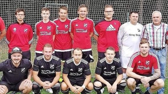 Die Neuzugänge des SV Gößweinstein, hinten v. li.: 2. Vorsitzender Gerhard Müller, Abteilungsleiter Manuel Wiegärtner, Marcel Richter, Marco Redel (beide eigene Jugend), Horst Probst (SV Bieberbach), Dominik Lang (Co-Trainer und Spielleiter), Tobias Krug (Co-Trainer), Vorsitzender Gerhard Steinhäuser und Trainer Rames Berisha; unten v.li.: Michael Stenglein (DJK Weingarts), Alexander Zimmerer (SV Kirchenbirkig), Sven Bauer (TSC Pottenstein), Dominik Sebald (SV Kirchenbirkig) und Dominik Arnol...