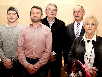 Heinrich Süß (2. v. r.) dankte Sebastian Rödel, Reinhard Brehm, Hans Mölkner und Gretl Trebisch für ihre Leistungen.Richard Sänger