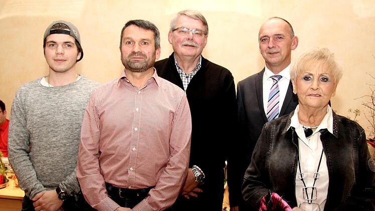 Heinrich Süß (2. v. r.) dankte Sebastian Rödel, Reinhard Brehm, Hans Mölkner und Gretl Trebisch für ihre Leistungen.Richard Sänger