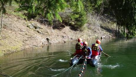Die Kissinger Wasserwacht installiert ein Netz im Bergsee am Tintenfass. Bis auf den Grund soll es den Nachwuchs einer ganz besonderen Kröte vor den gefräßigen Hechten schützen, die auch in dem See leben. Großer Aufwand für eine kleine Kröte. Der Grund: In ganz Bayern ist diese spezielle Art nur noch in der Rhön zu finden.