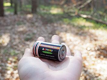 Diese Batterie gehört definitiv nicht in den Wald. Trotzdem ist dieser Geocache mitunter ein sehr kreatives Versteck.