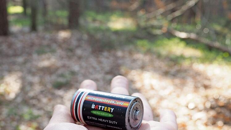 Diese Batterie gehört definitiv nicht in den Wald. Trotzdem ist dieser Geocache mitunter ein sehr kreatives Versteck.