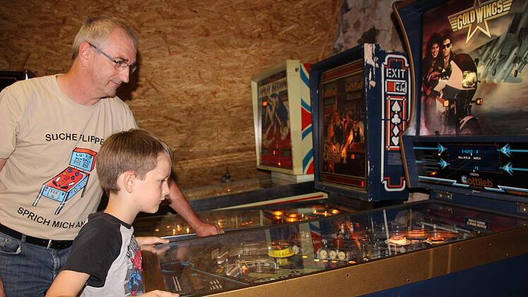 Wie der Vater so der Sohn: Auch der siebenjährige Tom flippert gern.