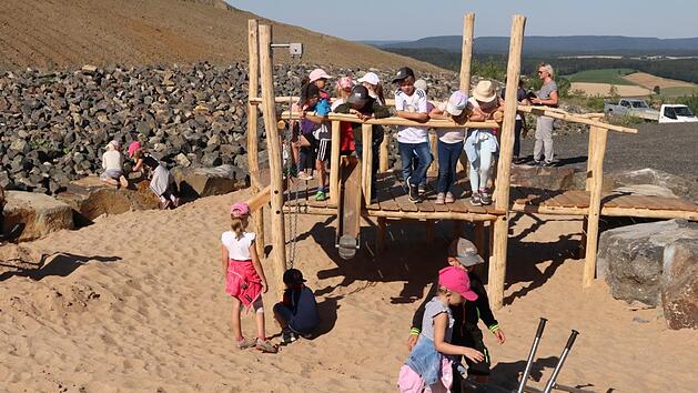 Die Kinder f&uuml;hlten sich auf dem h&ouml;chstgelegenen Spielplatz auf dem Zeilberg im Landkreis Ha&szlig;berge sofort wohl.  Helmut Will