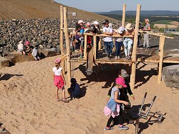 Die Kinder fühlten sich auf dem höchstgelegenen Spielplatz auf dem Zeilberg im Landkreis Haßberge sofort wohl.  Helmut Will