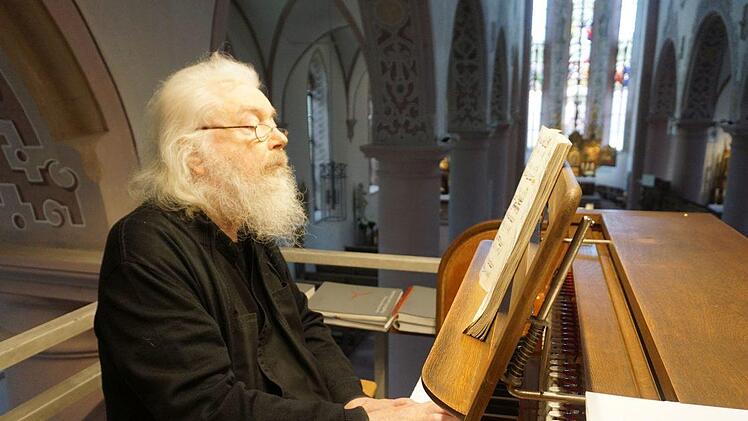 Pfarrer Fjodor Hölldobler war ein begnadeter Organist. Das Bild zeigt ihn an der Orgel in der Bischofsheimer Stadtpfarrkirche St. Georg.  Foto: Archiv Marion Eckert