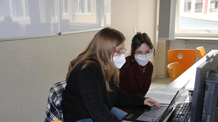Greta (hinten) und Leonie (vorne) bei der Planung ihres Projekts