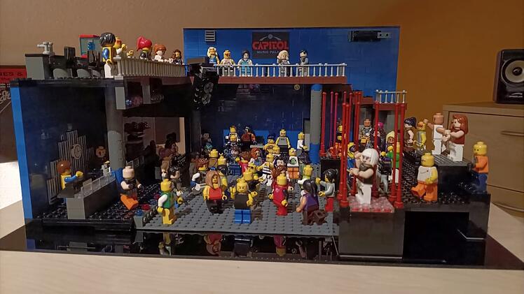 Fotostrecke: Legendärer fränkischer Nachtclub mit Legosteinen wieder zum Leben erweckt