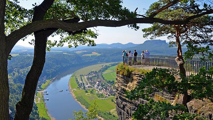 Blick v. Bastei auf Elbetal, Elbsandsteingebirge Blick v. Bastei auf Elbetal, Elbsandsteingebirge