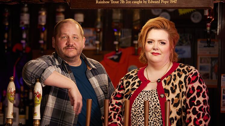 Die Pub-Betreiber Freddy (Tony Way) und Gemma Westcott (Jayde Adams) geh&ouml;ren zur Gruppe der Magnetiere, die im Dauerstreit mit den Schlammsuchern liegen. Haben sie etwas mit den Morden zu tun?