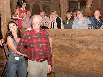 Unter den Augen der Zuschauer  führt Katrin Schubert  den Verdächtigen  Klaus Stenglein ab. Foto: fra-press