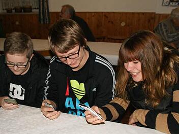 "Hast Du Empfang?", das ist eine der meistgestellten Fragen unter Weisbrunns Jugend. Jan, Tobias und Alicia (von links) wünschten sich in der Bürgerversammlung eine bessere Versorgung, sowohl mit Handy-Empfang, als auch mit DSL.  Foto: sw