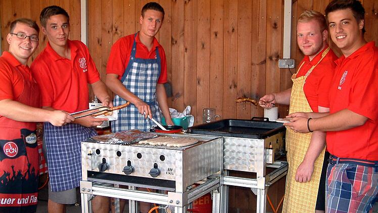 Die Mitglieder des TSV Limbach waren in diesem Jahr für die Grillspezialitäten zuständig.