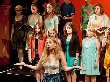 Solistisches Talent bewies die junge Mezzosopranistin Sophie Mitter (vorne) beim Mitmachkonzert, das der Kinderchor des Landestheaters gestaltete. Zu hören war sie in einer Szene aus dem Musical "Sound of Music" von Richard Rodgers. Foto: Jochen Berger