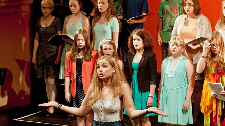 Solistisches Talent bewies die junge Mezzosopranistin Sophie Mitter (vorne) beim Mitmachkonzert, das der Kinderchor des Landestheaters gestaltete. Zu hören war sie in einer Szene aus dem Musical "Sound of Music" von Richard Rodgers. Foto: Jochen Berger