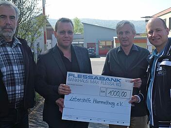 Die Köche vom Hotel Ullrich überreichten einen Spendenscheck über 1000 Euro an die Lebenshilfe (v. l.): Vorstandsmitglied Karl-Heinz Maul, Werkstattleiter Thomas Porkristl, Hoteldirektor Jürgen Mönch und Küchenchef Jan Kirchhof. Foto: Gerd Schaar
