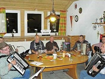 Gleich sechs Musiker griffen am vergangenen Freitag zum Instrument (von links): Stefan Ender und Roland Reuther sowie (von rechts) Werner Richter, Michael Schramm, Werner Weiß und Toni Thier Foto: kpw