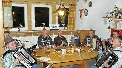 Gleich sechs Musiker griffen am vergangenen Freitag zum Instrument (von links): Stefan Ender und Roland Reuther sowie (von rechts) Werner Richter, Michael Schramm, Werner Weiß und Toni Thier Foto: kpw