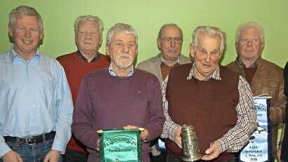 Ausstellungsleiter Michael Günder (links) zeichnete die Besten des Kleintierzuchtvereins Oerlenbach und Umgebung (von links) aus: Bernhard Olbrich, Meinhard Olbrich, Herbert Weber, Walter Oschmann, Oswald Buberl und Jürgen Günder aus. Foto: Stefan Geiger