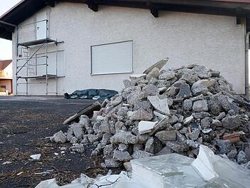 Allmählich geht es los mit den Sanierungsarbeiten am Gemeinschaftshaus in Waizenbach im Rahmen der Dorferneuerung. Foto: Gerd Schaar