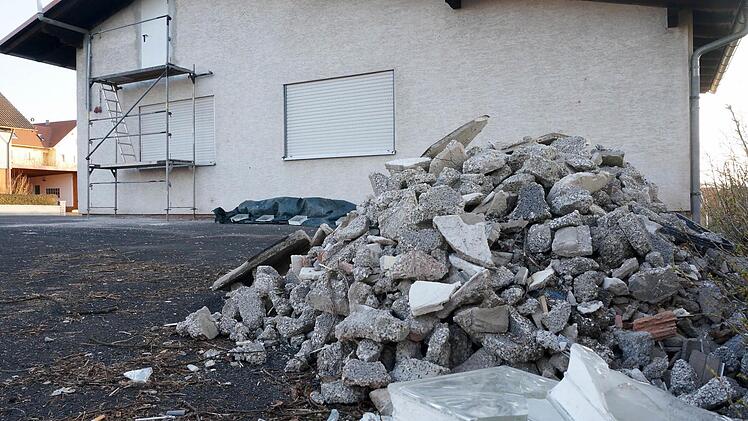 Allmählich geht es los mit den Sanierungsarbeiten am Gemeinschaftshaus in Waizenbach im Rahmen der Dorferneuerung. Foto: Gerd Schaar