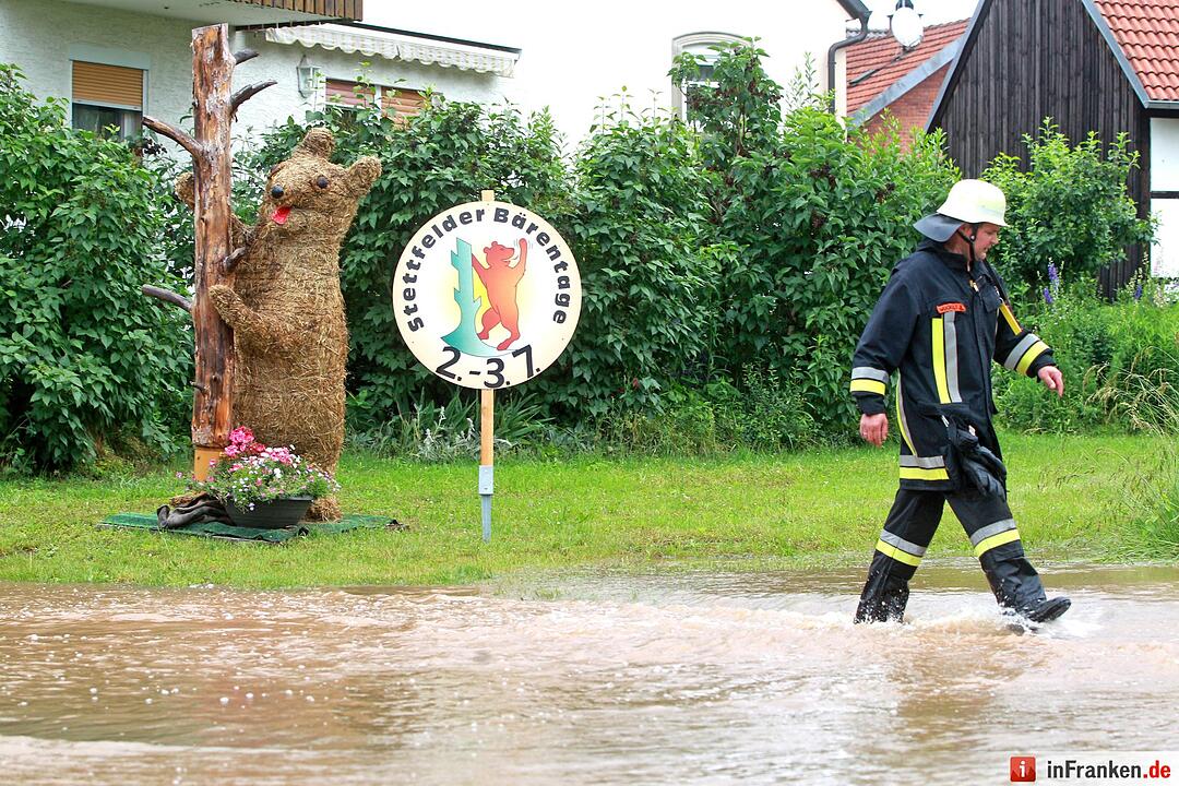 Hochwasser ueberflutet Ortskern von Stettfeld