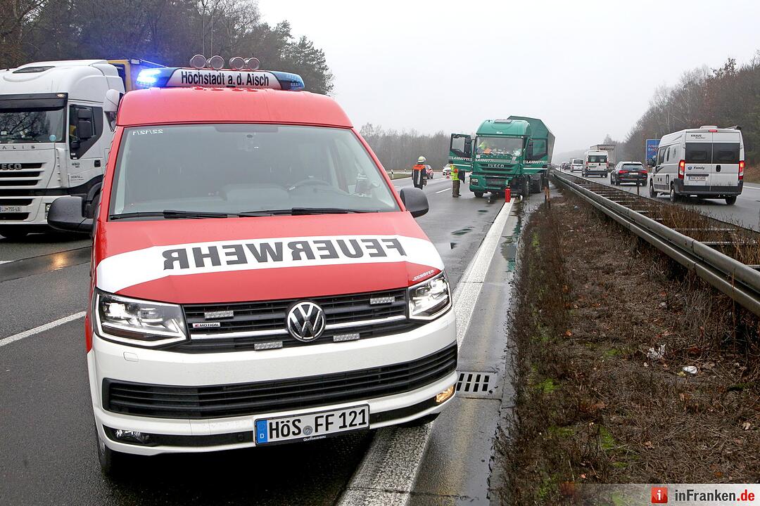 Kilometerlange Staus nach Lkw-Unfall auf der A3 - Fahrer erleidet wŠhrend Fahrt Herzinfarkt