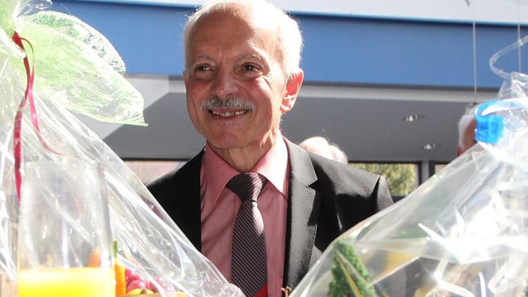 Abschied nach 47 Jahren: Günter Schneider zwischen kreativen Geschenken der Stadtwerke-Mitarbeiter. Foto: Ulrike Müller