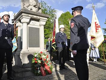 Zum Florianstag gedenken die Feuerwehrleute der Stadt am Kriegerdenkmal Reiterswiesen ihrer verstorbenen Kameraden. Foto: Peter Klopf